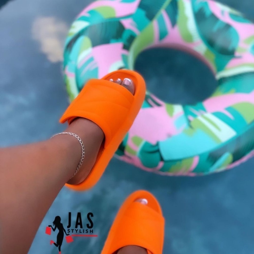 Woman's summer slides